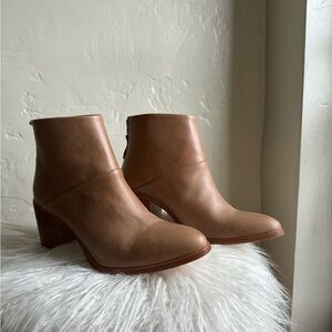 Nisolo Dari Boot in Almond